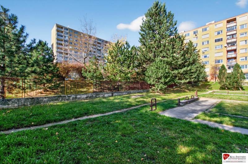 REZERVOVANÉ Predaj moderný 1-izbový byt, 45,24m2, Bratislava IV - Panelák obklopený zeleňou na ulici Milana Marečka v Bratislave - Devínska Nová Ves.