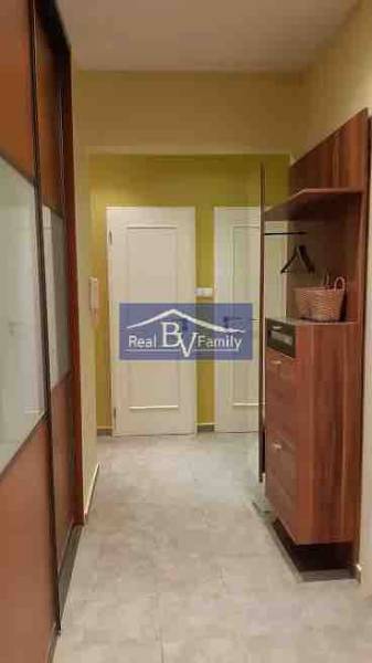 PRENAJATÉ - PRENÁJOM, KOŠICKÁ, RUŽINOV - 2 IZBOVÝ BYT - Chodba v 2-izbovom byte s úložným priestorom a svetlou podlahou.