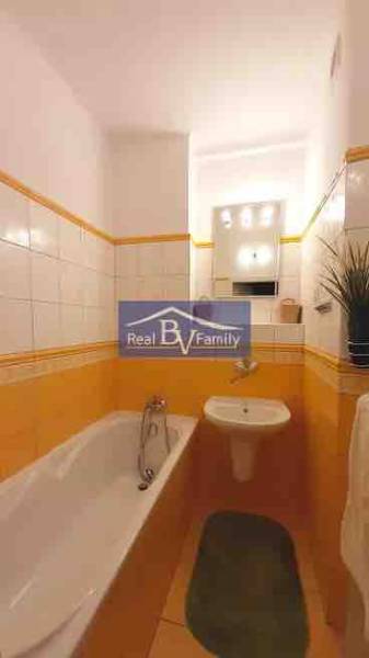 PRENAJATÉ - PRENÁJOM, KOŠICKÁ, RUŽINOV - 2 IZBOVÝ BYT - Kúpeľňa v 2-izbovom byte s obkladom v teplých odtieňoch a vaňou.