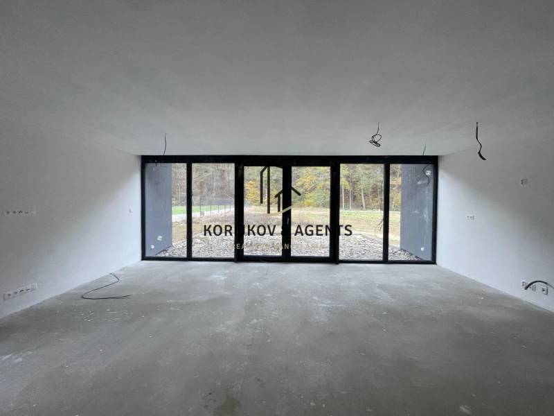 PREDAJ, novostavba 5izbového rodinného domu, Kamenica Nad Cirochou - Priestranná miestnosť s veľkými oknami v rodinnom dome, výhľad do záhrady.