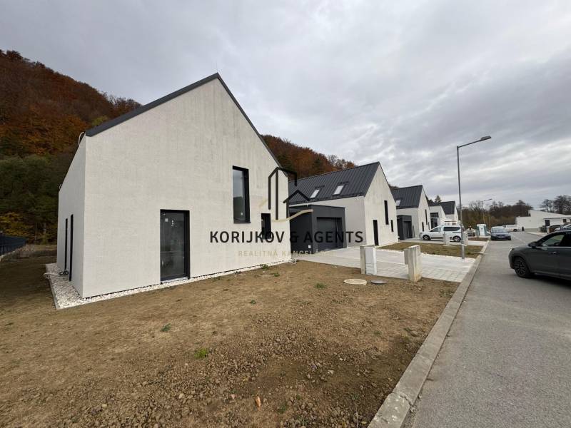 PREDAJ, novostavba 5izbového rodinného domu, Kamenica Nad Cirochou - Rodinný dom na ulici Pod Drieňovou v Kamenici nad Cirochou, radová zástavba s autami.