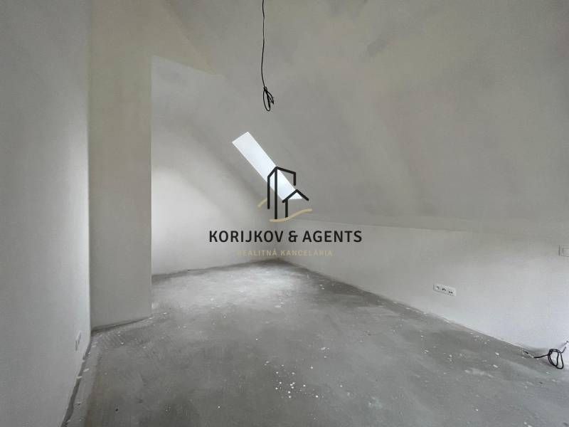 PREDAJ, novostavba 5izbového rodinného domu, Kamenica Nad Cirochou - Podkrovná miestnosť v rodinnom dome s oknom na strope a elektrickými zásuvkami.