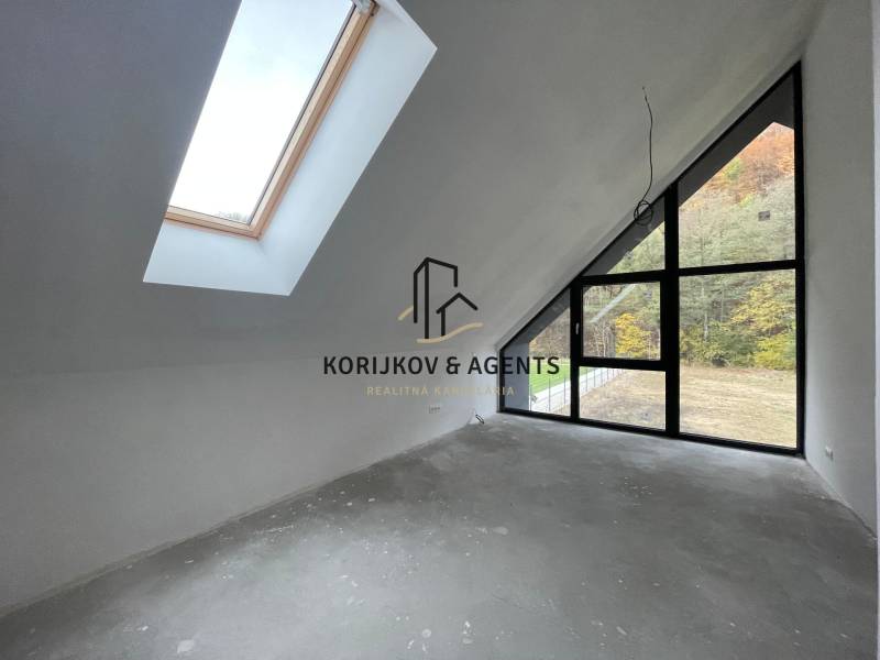 PREDAJ, novostavba 5izbového rodinného domu, Kamenica Nad Cirochou - Podkrovná izba v rodinnom dome s veľkými oknami a výhľadom na les.