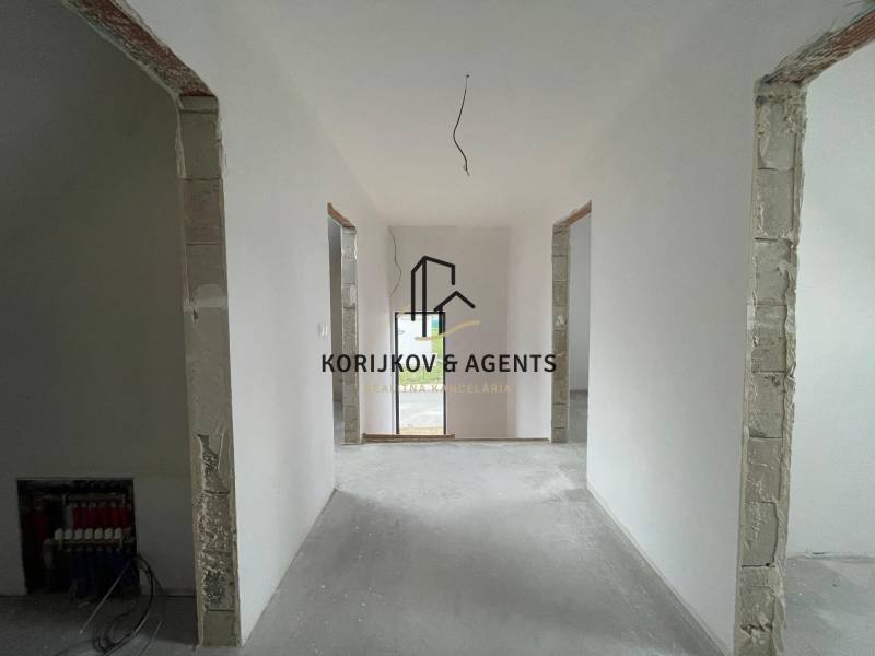 PREDAJ, novostavba 5izbového rodinného domu, Kamenica Nad Cirochou - Interiér rodinného domu s bielymi stenami a otvorenými dverami do ďalšej miestnosti.