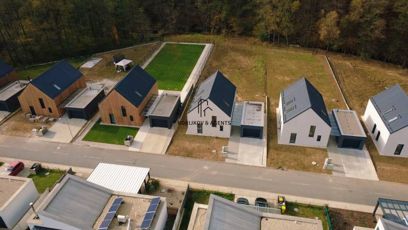 PREDAJ, novostavba 5izbového rodinného domu, Kamenica Nad Cirochou - Radové rodinné domy na ulici Pod Drieňovou v Kamenici nad Cirochou obklopené zeleňou.