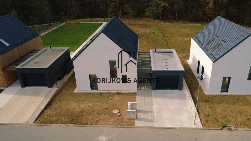 PREDAJ, novostavba 5izbového rodinného domu, Kamenica Nad Cirochou - Rodinné domy na ulici Pod Drieňovou v Kamenici nad Cirochou obklopené trávnikom a príjazdovou cestou.