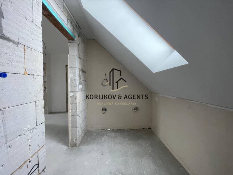 PREDAJ, novostavba 5izbového rodinného domu, Kamenica Nad Cirochou - Podkrovná miestnosť v rodinnom dome, so strešným oknom a nedokončenými stenami.