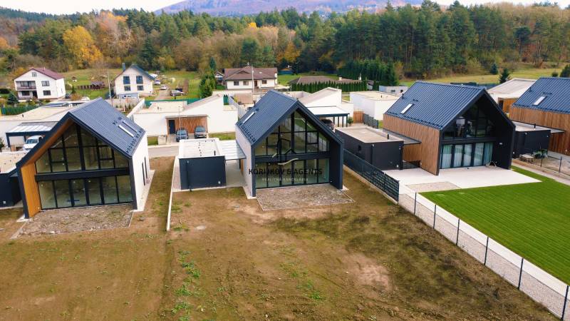 PREDAJ, novostavba 5izbového rodinného domu, Kamenica Nad Cirochou - Rodinné domy na ulici Pod Drieňovou v Kamenici nad Cirochou, obklopené prírodou.