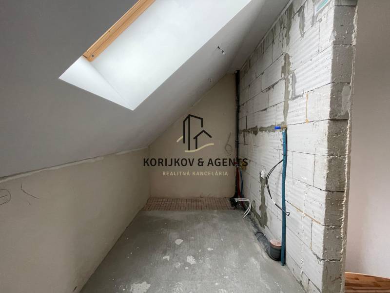 PREDAJ, novostavba 5izbového rodinného domu, Kamenica Nad Cirochou - Podkrovný priestor rodinného domu s betónovou podlahou a strešným oknom.