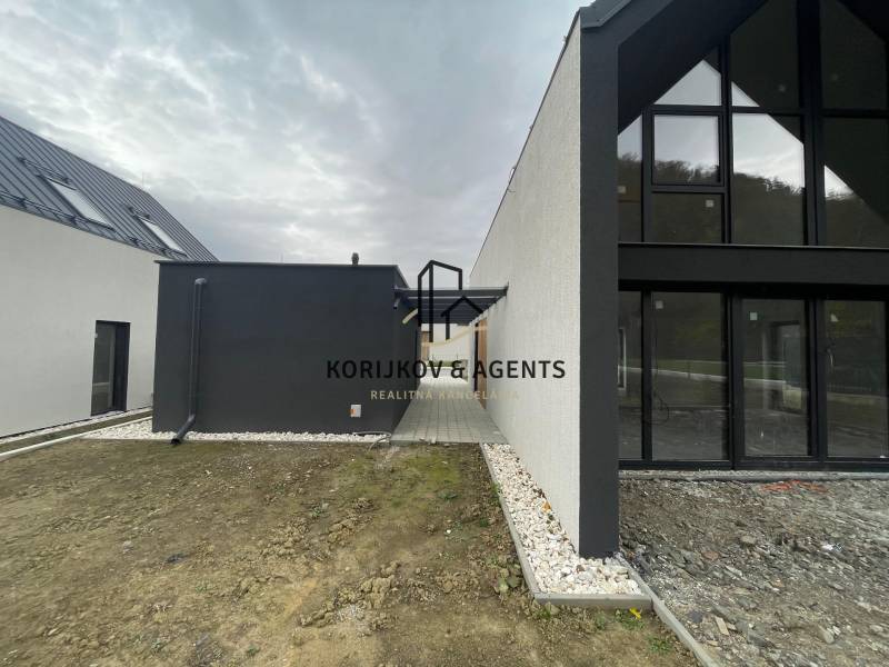 PREDAJ, novostavba 5izbového rodinného domu, Kamenica Nad Cirochou - Rodinný dom na Pod Drieňovou v Kamenici nad Cirochou s presklenými plochami a štrkovými cestami.