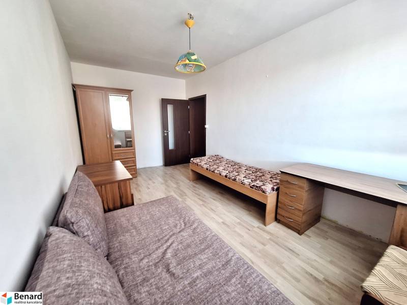 REZERVOVANÝ 2,5 IZBOVÝ BYT, 65 M2,PREŠOV,UL. FEDERÁTOV - Izba v 3-izbovom byte s podlahou s dreveným dekorom, posteľou a skriňou.