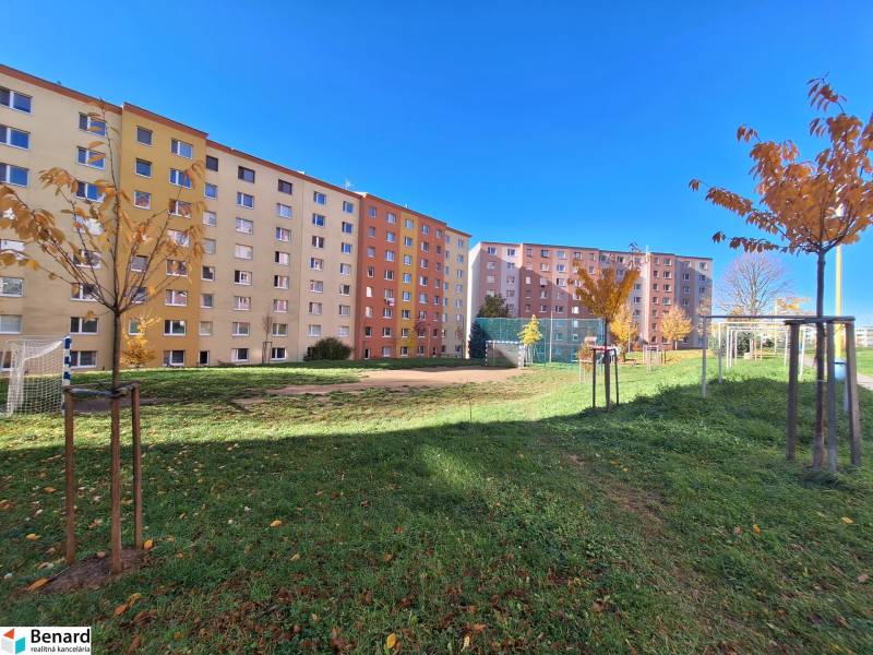 REZERVOVANÝ 2,5 IZBOVÝ BYT, 65 M2,PREŠOV,UL. FEDERÁTOV - Sídliskové budovy na ulici Federátov v Prešove s detským ihriskom a stromami.