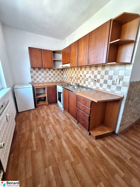 REZERVOVANÝ 2,5 IZBOVÝ BYT, 65 M2,PREŠOV,UL. FEDERÁTOV - Kuchyňa v 3-izbovom byte s podlahou s dreveným dekorom a drevenými skrinkami.
