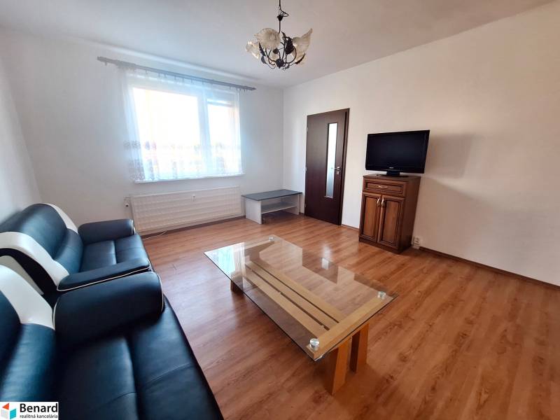 REZERVOVANÝ 2,5 IZBOVÝ BYT, 65 M2,PREŠOV,UL. FEDERÁTOV - Obývačka so sedačkou, stolíkom a televízorom, podlaha s dreveným dekorom v 3-izbovom byte.