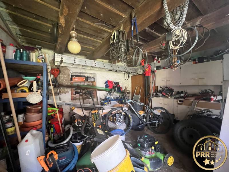 !! NOVÁ CENA !! predaj romantickej chalúpky v Šípkove  - Dielňa s bicyklom, náradím, rebríkom a policami plnými vecí. Útulná chata na prácu.