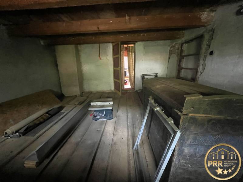 !! NOVÁ CENA !! predaj romantickej chalúpky v Šípkove  - Chata ponúka útulný, tradičný interiér s dreveným stropom a podlahou.