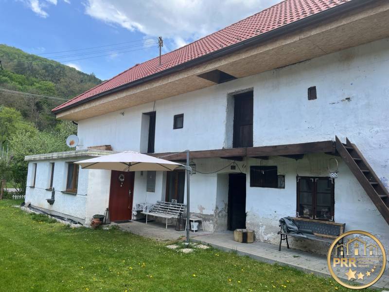 !! NOVÁ CENA !! predaj romantickej chalúpky v Šípkove  - Vidiecka chata s červenou strechou a terasou, obklopená zeleným trávnikom a prírodou.