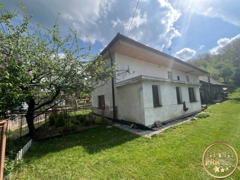 !! NOVÁ CENA !! predaj romantickej chalúpky v Šípkove  - Chata v Šípkove obklopená zeleňou, oplotená záhrada so stromami a lúkou.