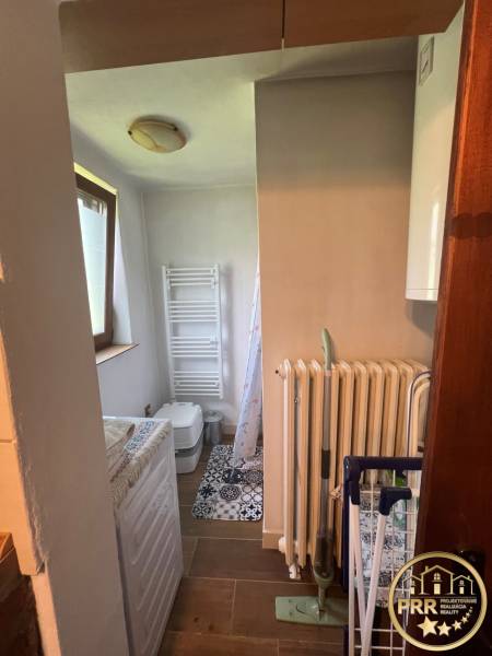 !! NOVÁ CENA !! predaj romantickej chalúpky v Šípkove  - Malá kúpeľňa s práčkou, radiátorom a toaletou, vhodná pre chatu.