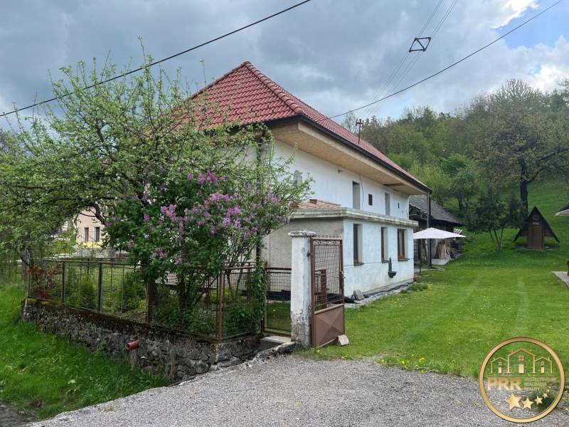 !! NOVÁ CENA !! predaj romantickej chalúpky v Šípkove  - Vidiecka chata obklopená zeleňou, s rustikálnou strechou, kvitnúcou záhradou a dreveným altánkom.