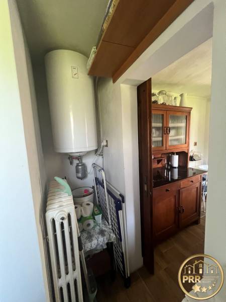 !! NOVÁ CENA !! predaj romantickej chalúpky v Šípkove  - Chata s podlahou s dreveným dekorom, kotlom a úložným priestorom v Šípkove.