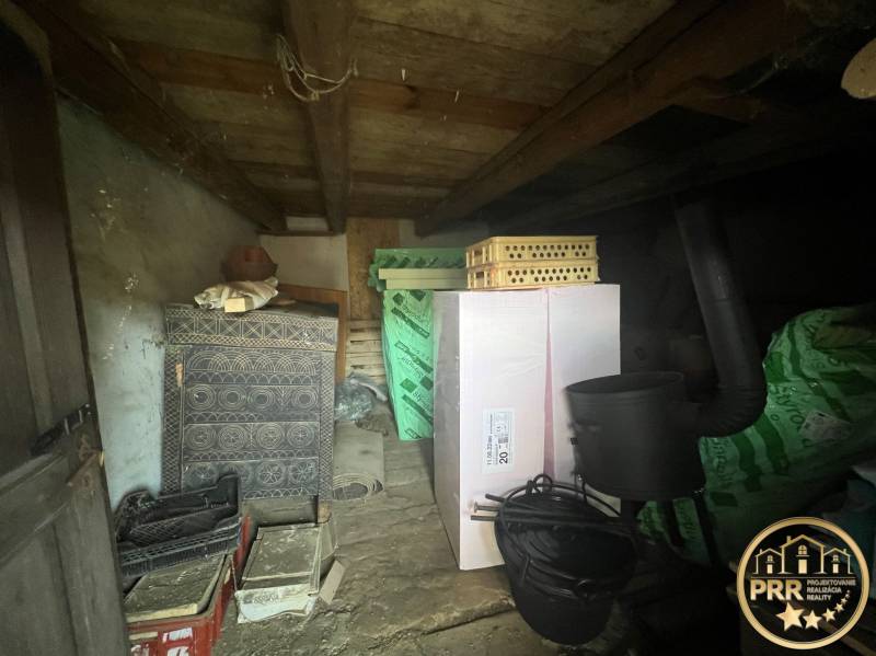 !! NOVÁ CENA !! predaj romantickej chalúpky v Šípkove  - Skladový priestor na chate v Šípkove s dekoračnou pecou a rôznymi boxami.