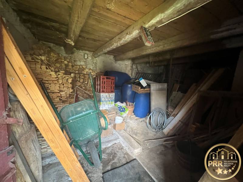 !! NOVÁ CENA !! predaj romantickej chalúpky v Šípkove  - Drevená chata so zásobami dreva, barelmi a náradím. Rustikálne podkrovie vhodné na uskladnenie.