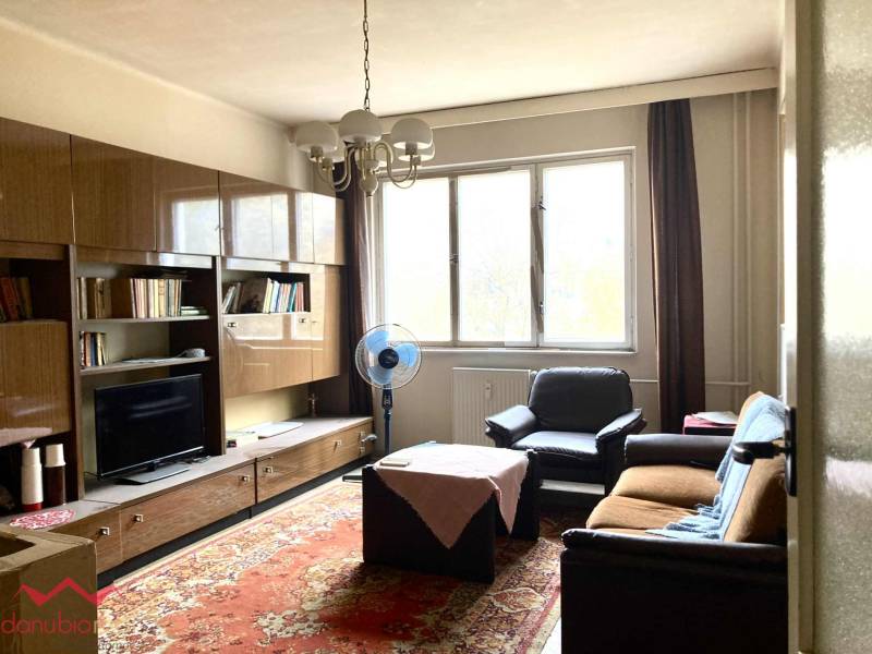 3-izbový byt s loggiou v širšom centre, Komárno - Obývačka v 3-izbovom byte s nábytkom, koberec a veľké okno.