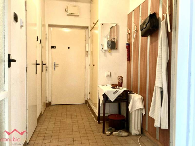 3-izbový byt s loggiou v širšom centre, Komárno - Vstupná chodba v 3-izbovom byte so stenovým vešiakom a zrkadlom.