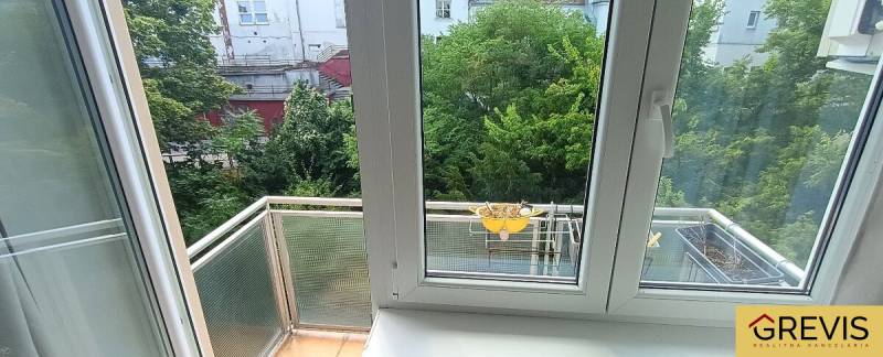 Elegantný 3 izbový byt (78 m²) s 2 balkónmi po kompletnej rekonštrukci - Výhľad z 3-izbového bytu s oknami a balkónom do zeleného dvora.