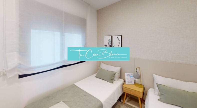 Novostavba Apartmán La Mata, 78m2, bazén, garáž - Izba v rekreačnom apartmáne s dvoma jednolôžkami a jemnými dekoráciami na stene.