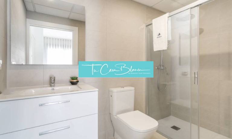 Novostavba Apartmán La Mata, 78m2, bazén, garáž - Kúpeľňa rekreačného apartmánu s toaletou, umývadlom a sprchovacím kútom.