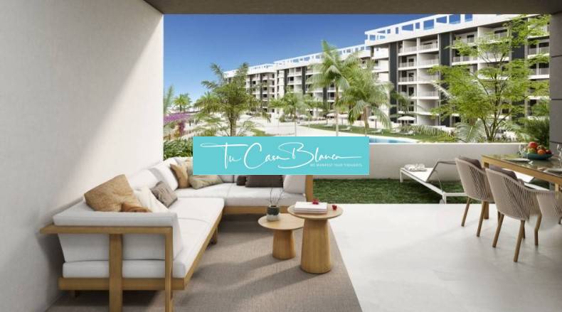 Novostavba Apartmán La Mata, 78m2, bazén, garáž - Terasa rekreačného apartmánu v Torrevieja s výhľadom na bazén a zeleň.