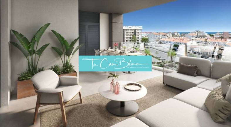 Novostavba Apartmán La Mata, 78m2, bazén, garáž - Balkón rekreačného apartmánu v Torrevieja s výhľadom na mesto a morom.