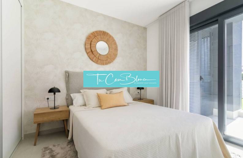 Novostavba Apartmán La Mata, 78m2, bazén, garáž - Spálňa v rekreačnom apartmáne, posteľ, nočné stolíky, veľké okno.