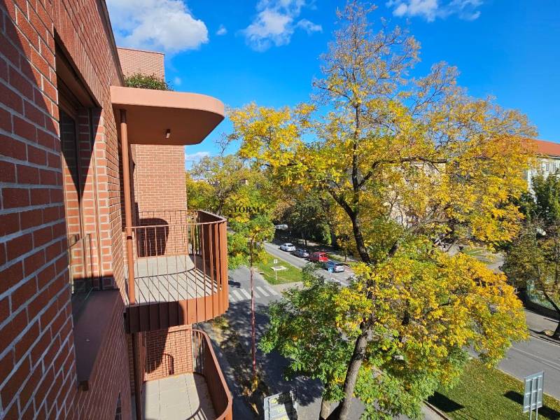 EXKLUZÍVNE MESTSKÉ BÝVANIE v PROJEKTE ZWIRN: 1 izb. BYT -  42,14 M2   - Výhľad z balkóna tehlového domu na ulicu v Bratislave - Ružinove, Košická.