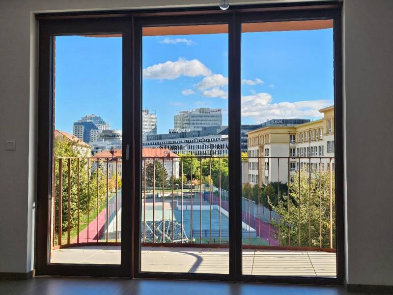 EXKLUZÍVNE MESTSKÉ BÝVANIE v PROJEKTE ZWIRN: 1 izb. BYT -  42,14 M2   - Výhľad z 1-izbového bytu na Košickej ulici v Bratislave - Ružinov.