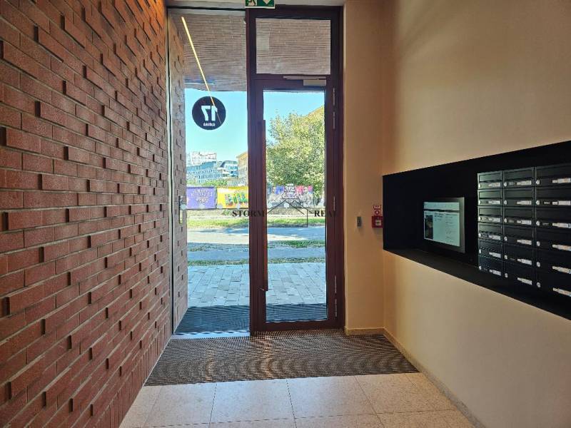 EXKLUZÍVNE MESTSKÉ BÝVANIE v PROJEKTE ZWIRN: 1 izb. BYT -  42,14 M2   - Vstupná hala s poštovými schránkami a tehlovou stenou na ulici Košicá, v Bratislave - Ružinov.