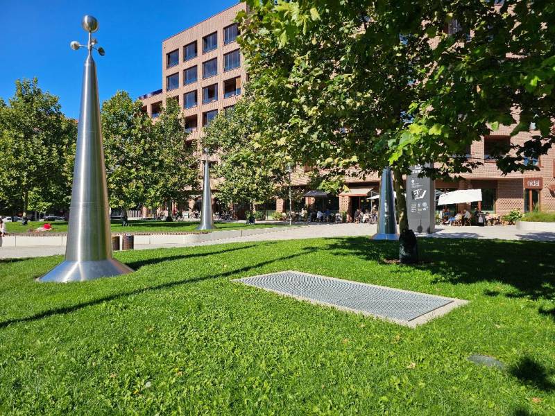 EXKLUZÍVNE MESTSKÉ BÝVANIE v PROJEKTE ZWIRN: 1 izb. BYT -  42,14 M2   - Zeleň a kovové sochy pred budovou v Bratislave - Ružinove na ulici Košicá, 3-izbový byt.