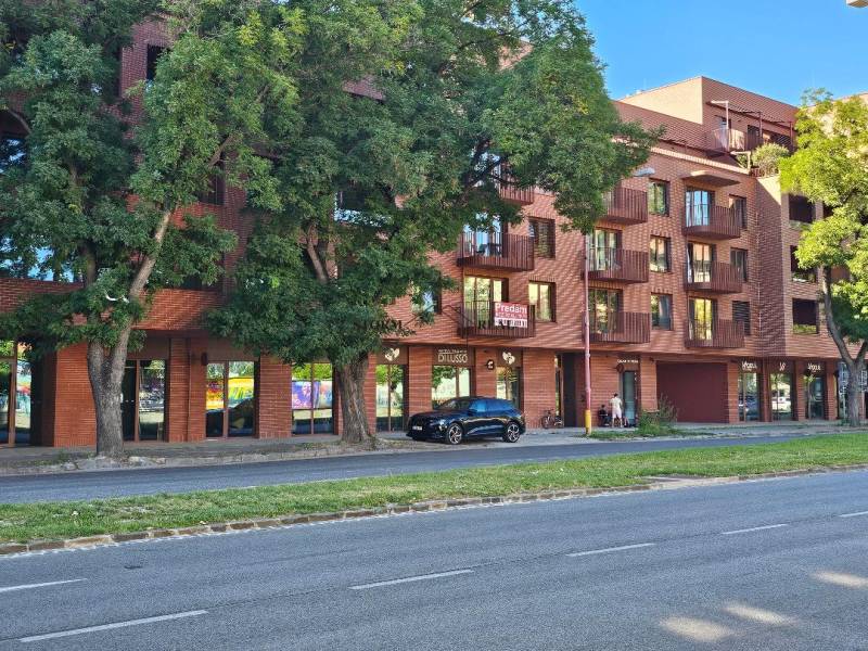 EXKLUZÍVNE MESTSKÉ BÝVANIE v PROJEKTE ZWIRN: 1 izb. BYT -  42,14 M2   - Bytový dom na Košickej ulici v Bratislave-Ružinove zastrešený hustými stromami.