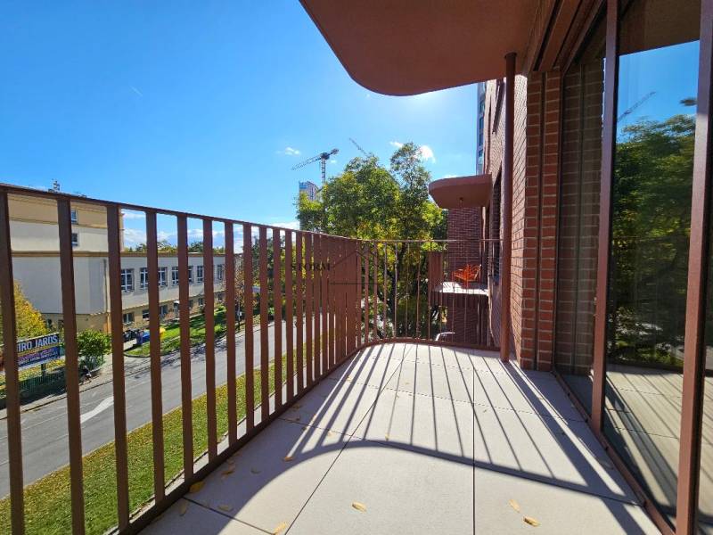 EXKLUZÍVNE MESTSKÉ BÝVANIE v PROJEKTE ZWIRN: 1 izb. BYT -  42,14 M2   - Balkón 1-izbového bytu s výhľadom na ulicu Košická v Bratislave - Ružinove.