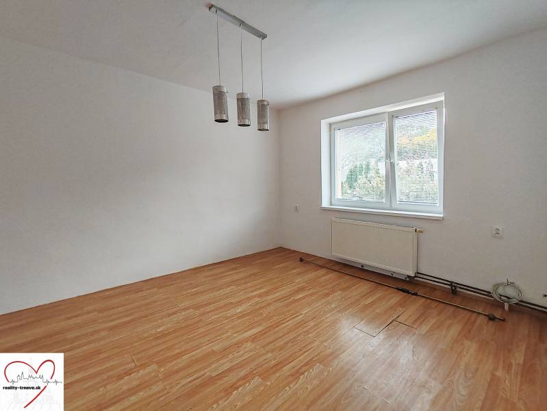 Predaj rodinného domu, Topoľová, Topoľová, Galanta - Izba v rodinnom dome s podlahou s dreveným dekorom a veľkým oknom.