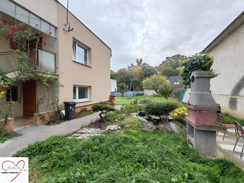 Predaj rodinného domu, Topoľová, Topoľová, Galanta - Rodinný dom na Topoľovej ulici v Seredi má zelenú záhradu s vonkajším kozubom.