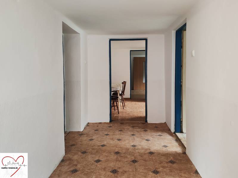 Predaj rodinného domu, Topoľová, Topoľová, Galanta - Chodba v rodinnom dome s dlažbou a nábytkom v pozadí.