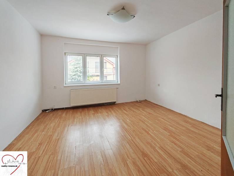 Predaj rodinného domu, Topoľová, Topoľová, Galanta - Izba v rodinnom dome s podlahou s dreveným dekorom a veľkým oknom.