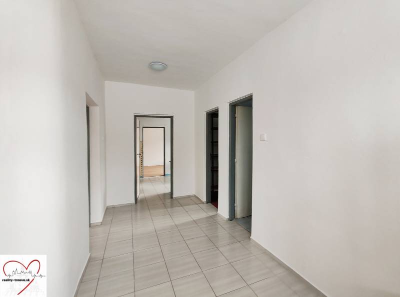 Predaj rodinného domu, Topoľová, Topoľová, Galanta - Chodba rodinného domu s dlažbou a bielymi stenami, vedúca k dverám.