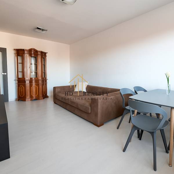 HD reality, predaj 3 izbového bytu na Medvedzí v meste Tvrdošín. - Obývacia izba s pohovkou a vitrinou, podlaha s dreveným dekorom v 3-izbovom byte.