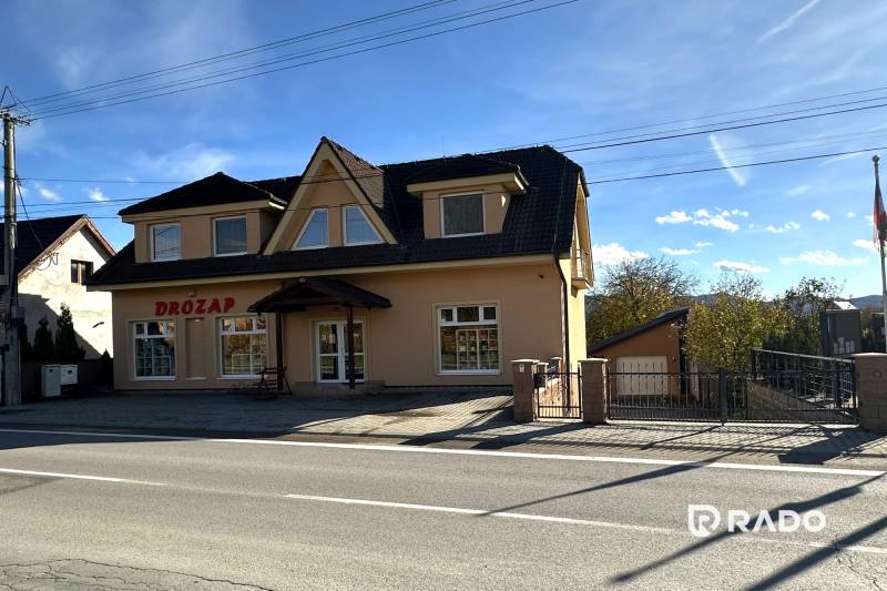 RADO| Podnikajte a zároveň bývajte pod jednou strechou! - Rodinný dom v Bolešove s podkrovím, veľkými oknami a obchodným priestorom na prízemí.