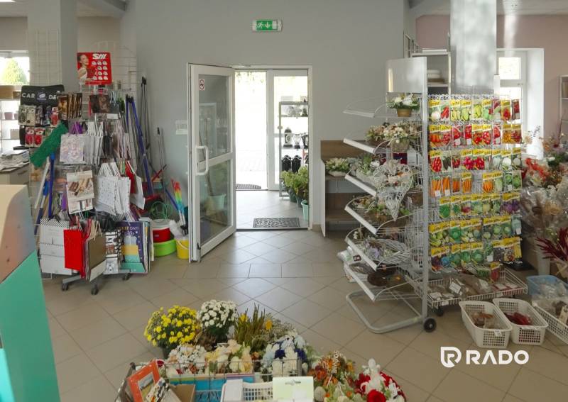 RADO| Podnikajte a zároveň bývajte pod jednou strechou! - Interiér obchodu s kvetinami a semenami v rodinnom dome.