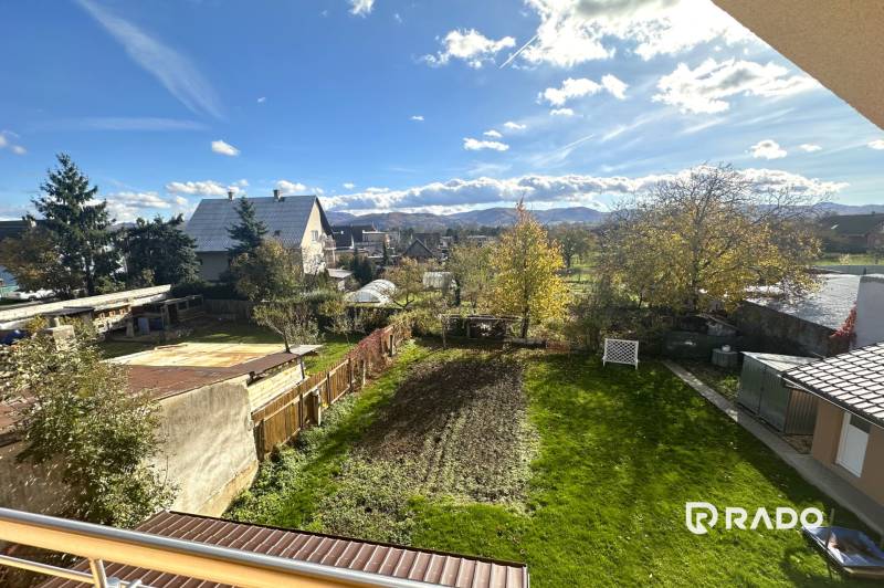 RADO| Podnikajte a zároveň bývajte pod jednou strechou! - Záhrada pri rodinnom dome v Bolešove s výhľadom na hory, trávnik a stromy.